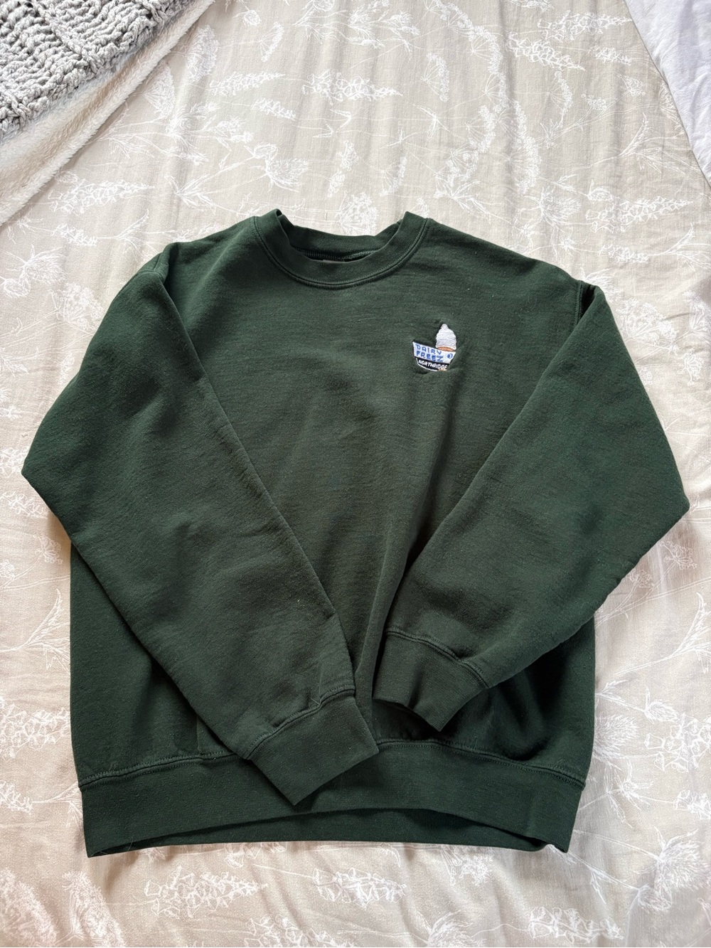 Dark Green Crewneck Sweatshirt with Embroidered Patch - Unbranded